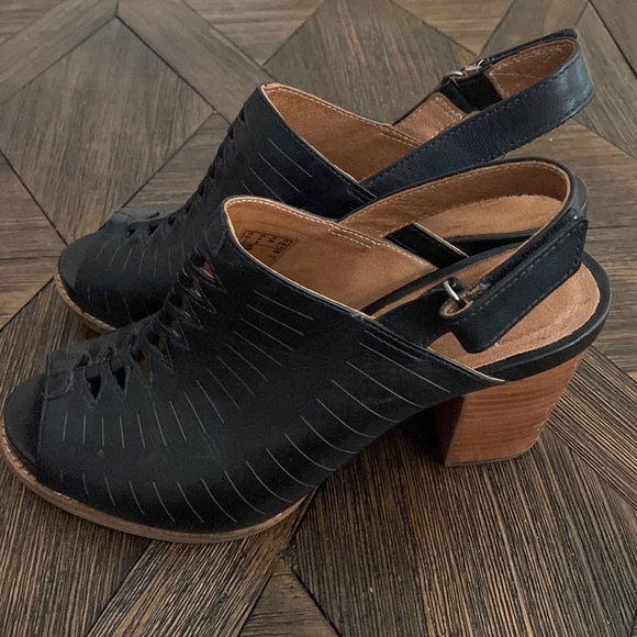 Clarks Artisan's Briatta Key Women's Adjustable Strap
Peep-Toe Heels - Picture 5 of 8